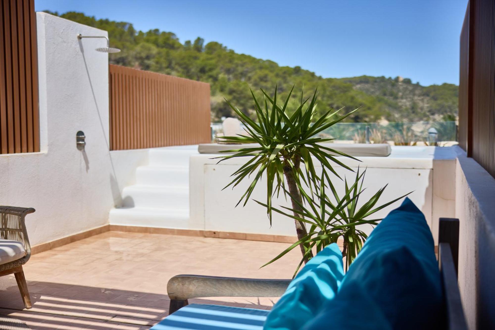 Cala San Miguel Ibiza Resort, Adults Only, Curio Collection By Hilton Port de Sant Miguel 外观 照片 A private shower at a campsite
